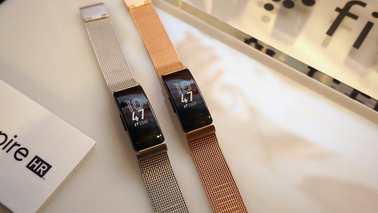 Fitbit Inspire系列可換上不鏽鋼網面手環，搭配日常造型變化。記者黃筱...