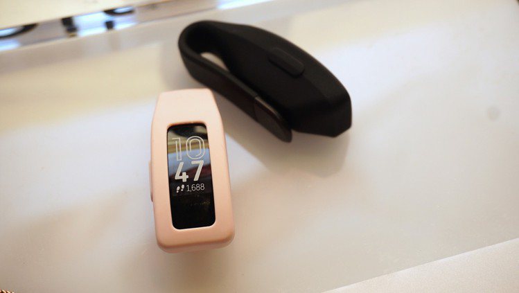 Fitbit Inspire還可換上夾扣配件隨身攜帶。記者黃筱晴／攝影
