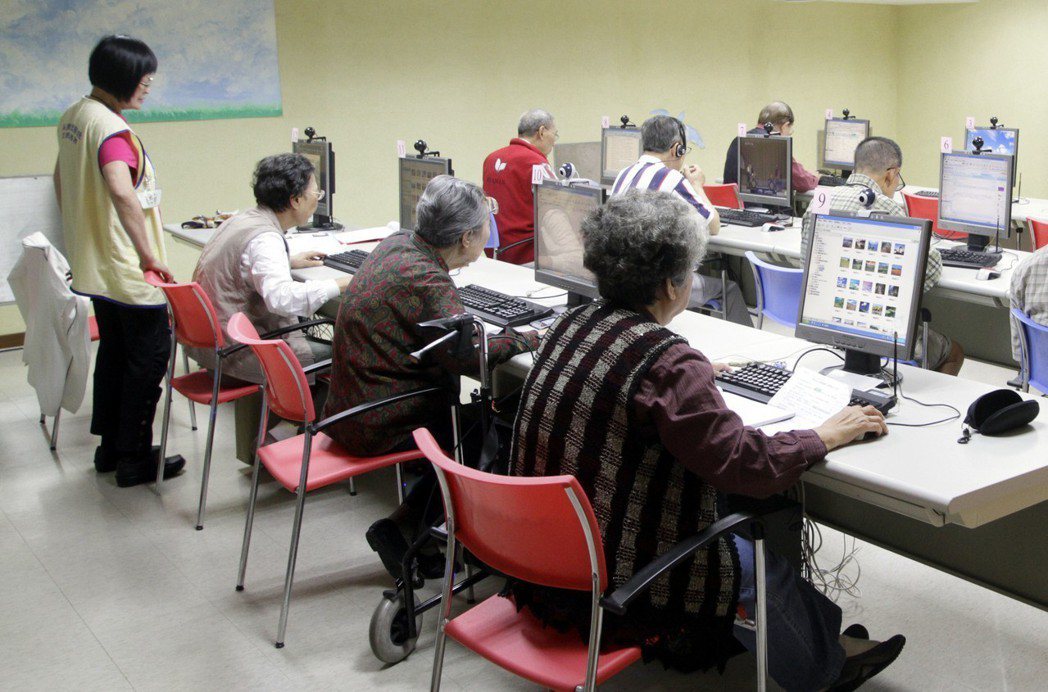 長庚養生村為銀髮族開辦電腦課程。圖／報系資料照