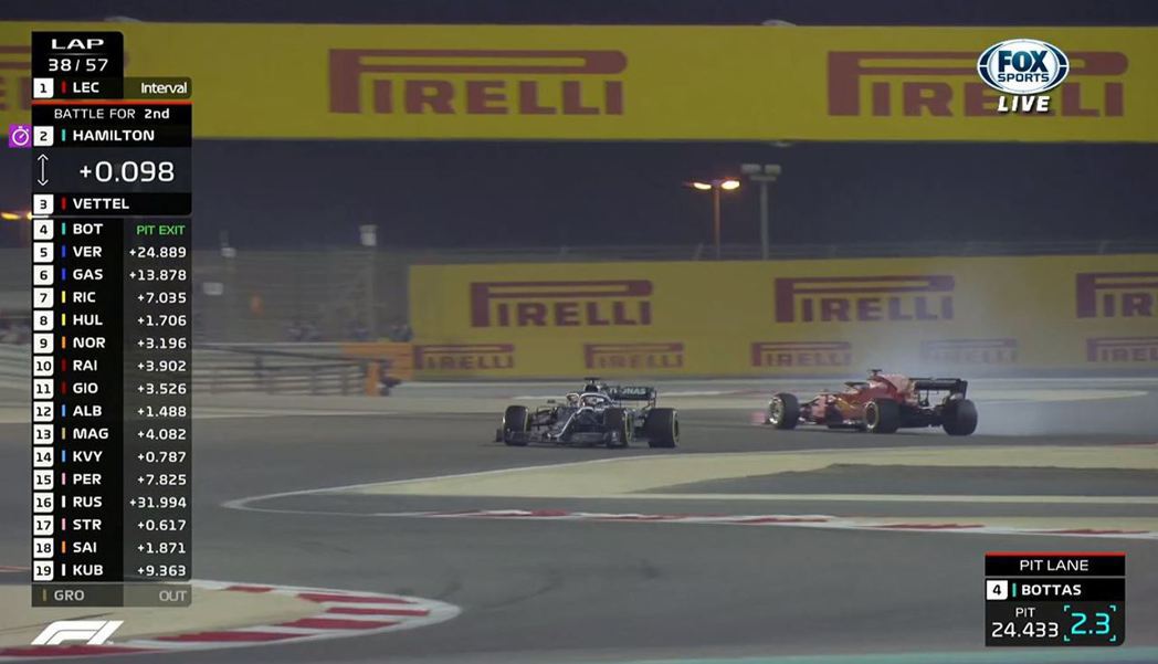 Vettel在與Hamilton纏鬥時發生了Spin打滑的情況。 截自FOX+