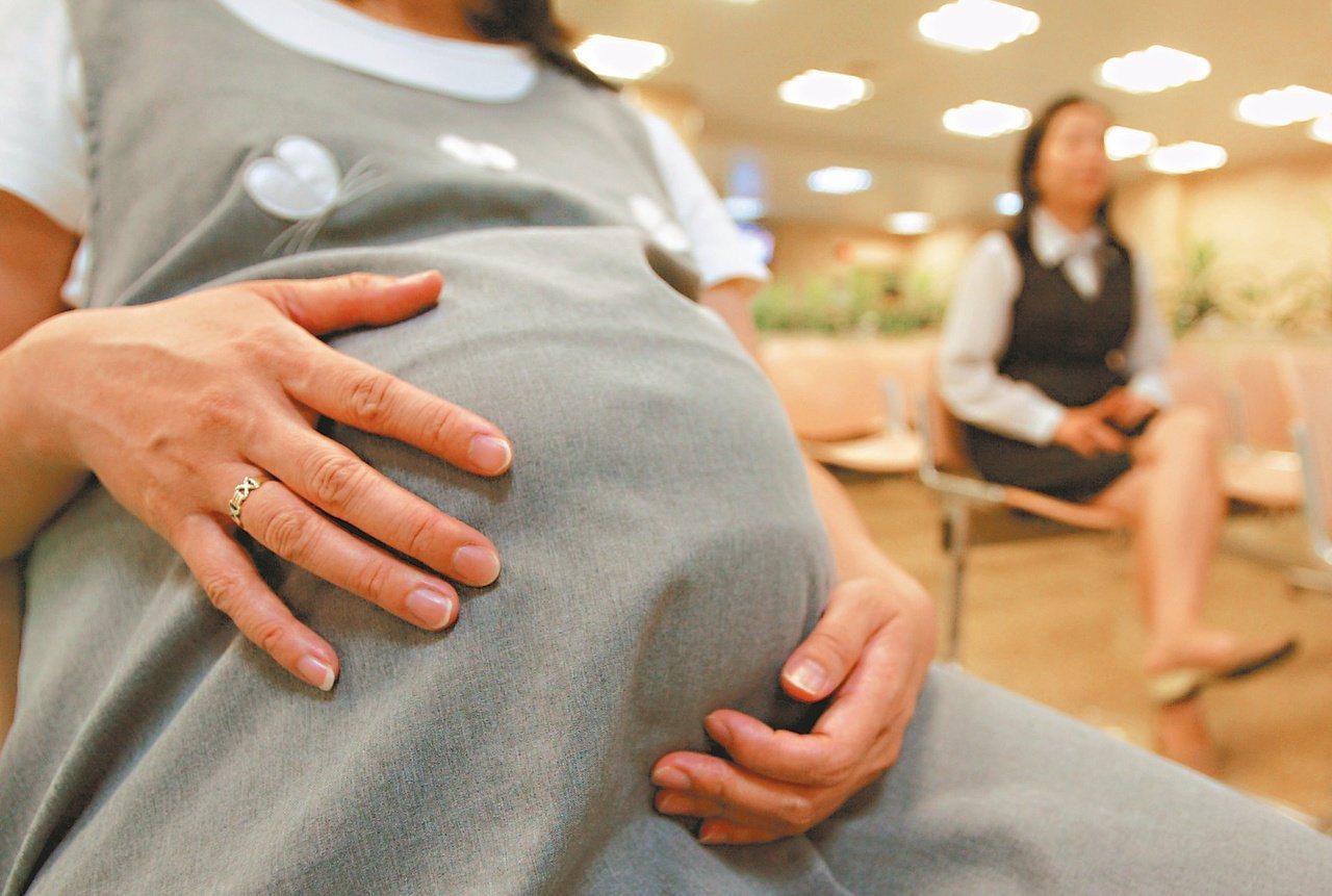 國健署表示，孕媽咪在孕期期間，因胎兒成長發育，對鈣的需求量也增加，若飲食沒有補充鈣及維生素攝取，很容易引發腳抽筋。 圖／本報資料照片