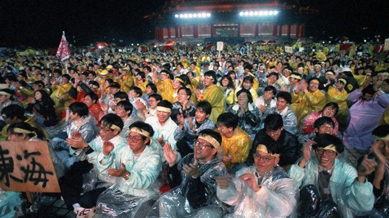 1990年「野百合學運」，學生穿著雨衣在中正紀念堂廣場靜坐抗議。 圖／聯合報系資...