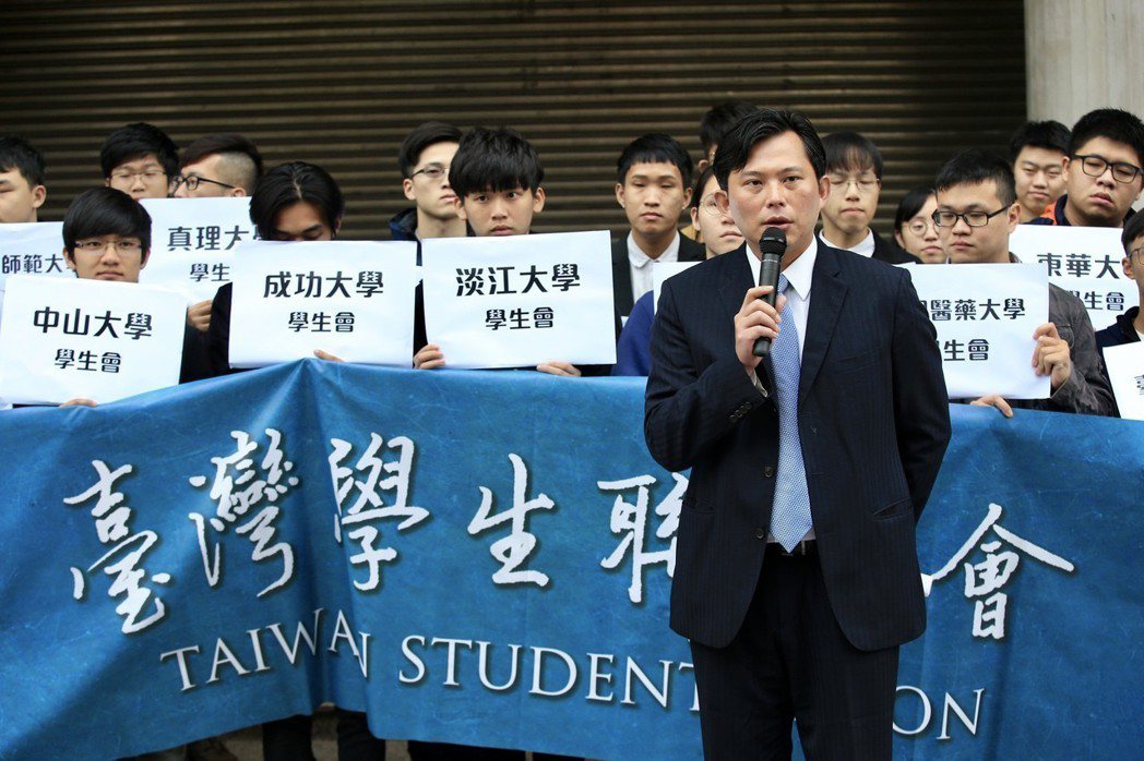 來自台灣各大學學生自治組織昨天在立法院群賢樓門口舉行成立記者會，共同簽署合作備忘...