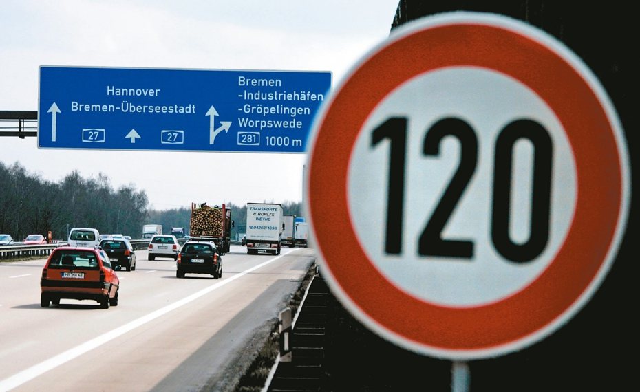 德國聯邦政府未訂定高速公路速限，但靠近市區、道路欠佳或施工路段仍有速限。 路透