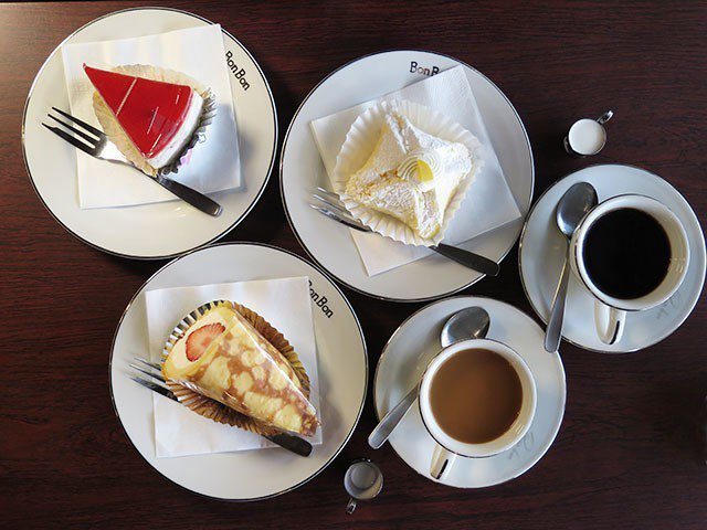 不同於咖啡搭配甜點的組合，Bonbon提供有超過30種平價蛋糕。圖／業者提供