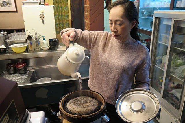 咖啡處KARASU保留經典的咖啡烹煮模式，用大張麻布濾網，一次沖煮出約50杯的量。圖／業者提供