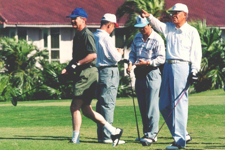 1999年總統李登輝（右）與美國在台協會理事主席卜睿哲（左）高爾夫球敘。李登輝向球齡不長的卜睿哲指引球路的方向。 圖／聯合報系資料照