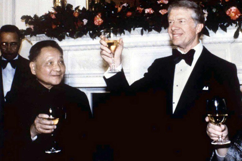 1979年美國總統卡特於白宮向在場的中國國家領導人鄧小平舉杯致意。 圖／路透社