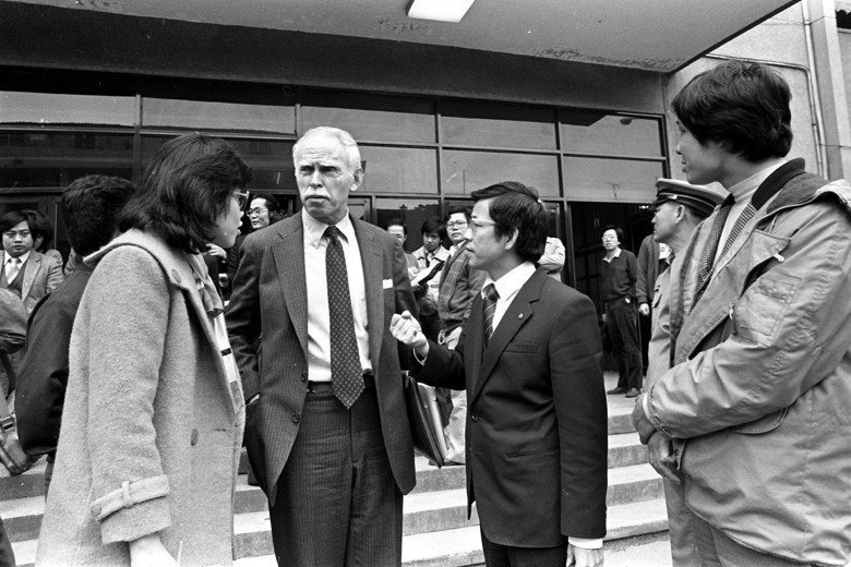 1984年江南命案爆發，引發台美之間關係緊張。圖為江南遺孀崔蓉芝代理訴訟人孔傑榮（中左）、律師謝長廷（中右)。 圖／聯合報系資料照