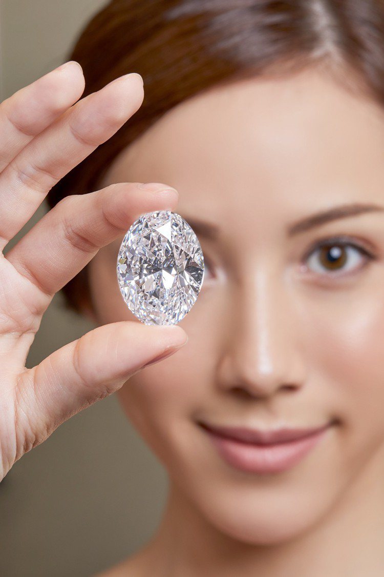 香港蘇富比「瑰麗珠寶及翡翠首飾」專場拍賣，領拍的一枚88.22克拉D色無瑕Type IIa橢圓形巨鑽，在以約4億元高價成交。圖／蘇富比提供