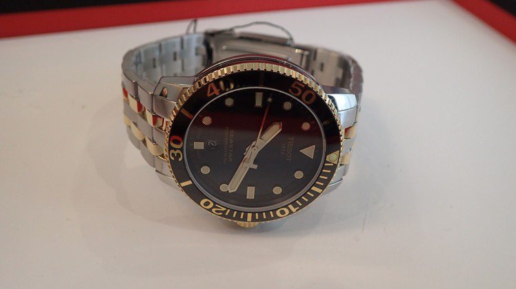 全新配色的Seastar 1000自動上鍊腕表，搭配了陶瓷表圈，價格未定。。記者曾智緯／攝影