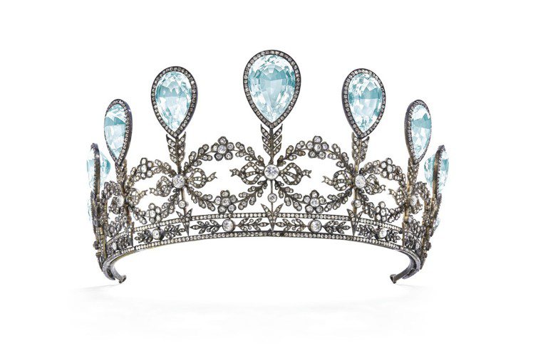 曾經是梅克倫堡施威林大公家族藏品的訂製冠冕，共鑲嵌9顆海水藍寶石。圖／佳士得提供