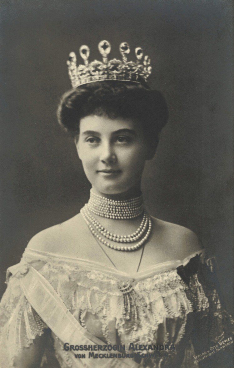 Princess Alexandra of Hanover and Cumberland配戴Fabergé訂製海水藍寶鑽石冠冕。圖／佳士得提供