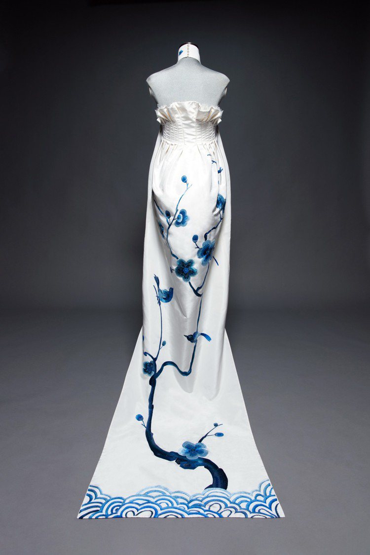 夏姿為亞洲藝術博物館晚宴所打造的「瓷」訂製服背面。圖／夏姿提供