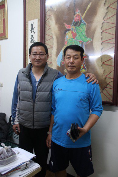 劉宗明（左）不在意員工過往，提拔陳瑋宗（右）擔任副理，成為公司經營的左右手。記者...