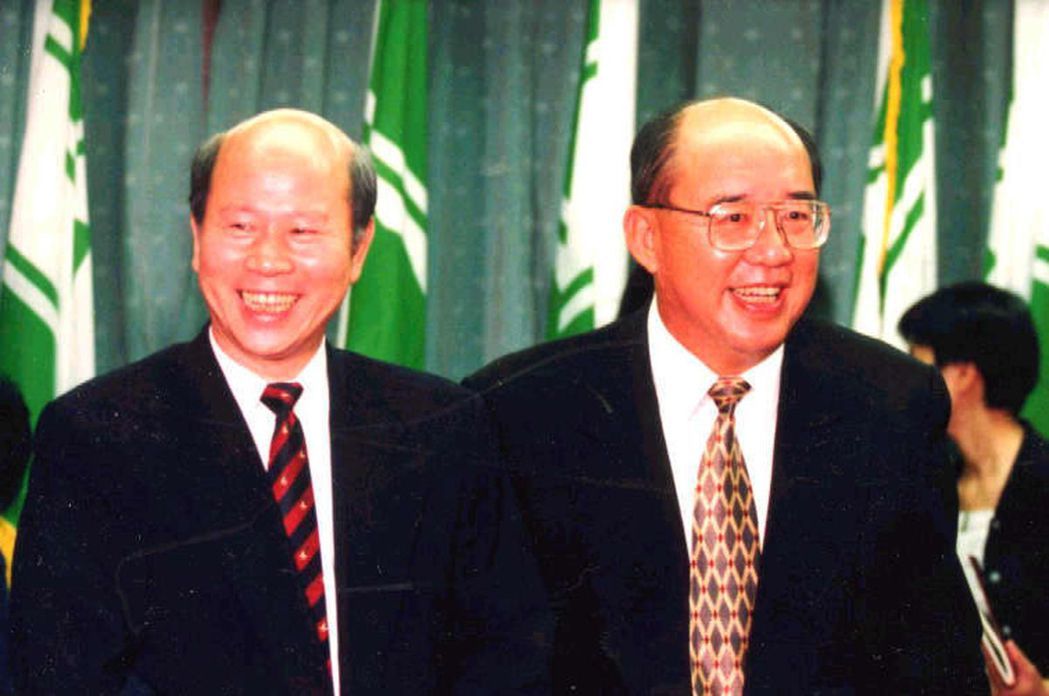 民進黨前主席許信良（左）1996年曾「夜奔敵營」，密會當時的國民黨李登輝總統。圖...