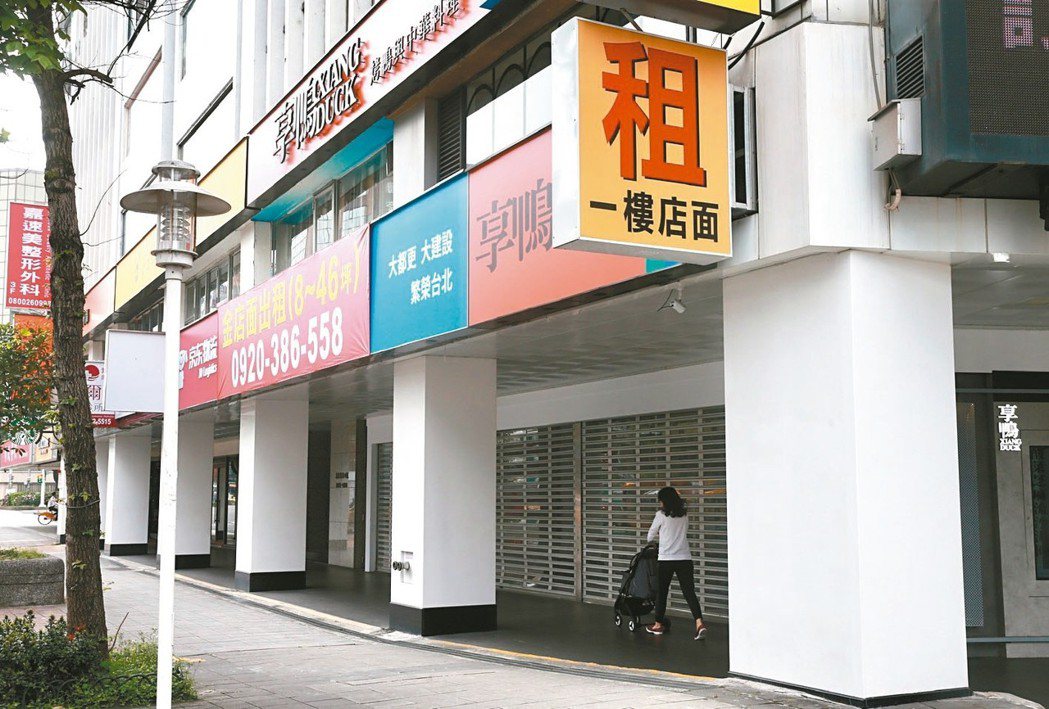 台北東區商圈近年倒店不斷，店面價格一路下滑，但住宅房價不跌反漲。圖為頂好商圈的店...