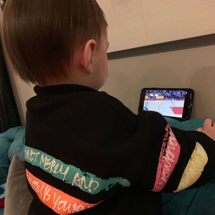 周杰倫兒子正看著NBA球再。 圖／擷自周杰倫IG