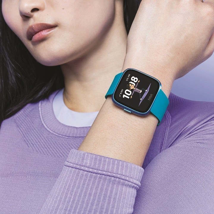 智慧手表也搞怪 <u>Fitbit</u>推Bitmoji虛擬人偶激勵你健身