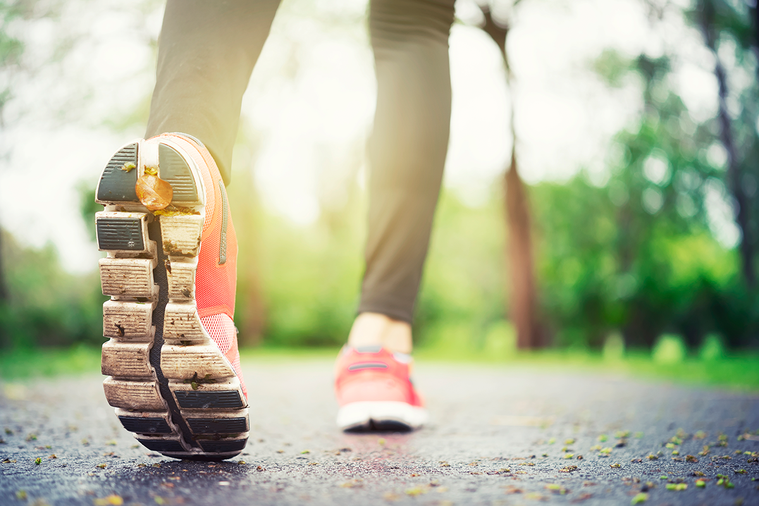 美國最新研究發現，每天快走10分鐘，可以幫助預防膝關節、髖關節、踝關節或足部關節...