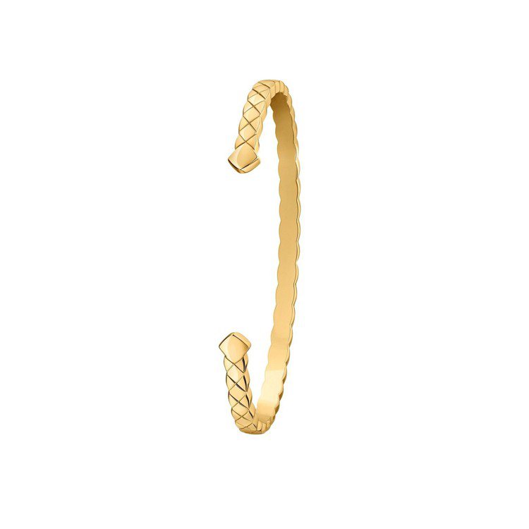 COCO CRUSH 開放式窄版手環，18K黃金，13萬9,000元。圖／香奈兒...