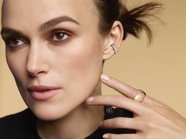 綺拉奈特莉配戴COCO CRUSH 銬式耳骨環，18K Beige米色金與白金鑲嵌鑽石，92,000元；18K Beige米色金戒指，10萬7,000元。圖／香奈兒提供