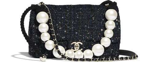 斜紋軟呢珍珠提把包款，16萬1,700元。圖／摘自香奈兒官網