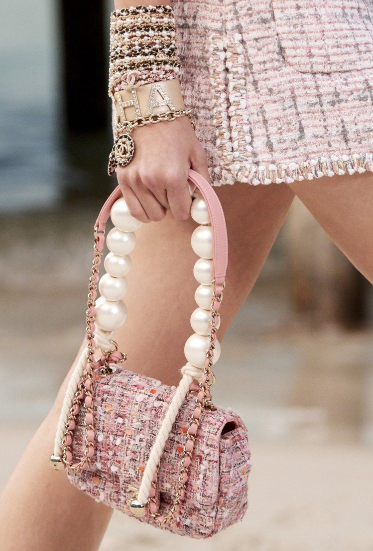 今年春夏，珍珠裝飾的包款款式多元，而大小、風格各異。圖／香奈兒提供