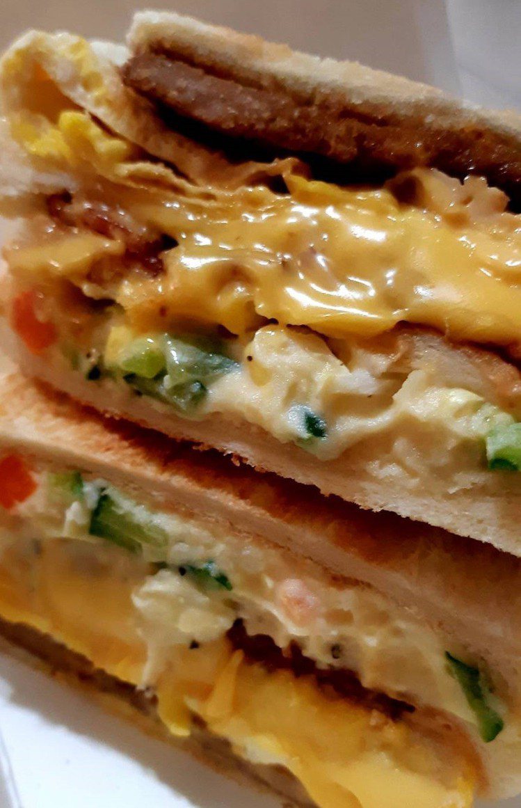 「天天三明治」有滿滿的起司與特製的薯泥沙拉。記者柯意如／攝影