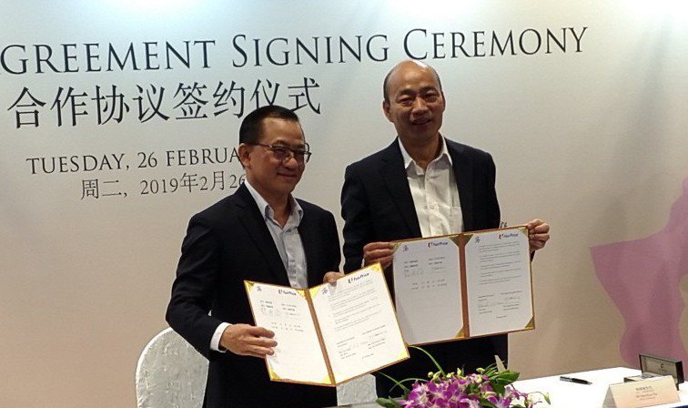 高雄市長韓國瑜（右）與新加坡FairPrice超市簽採購合約。圖／聯合報系資料照...