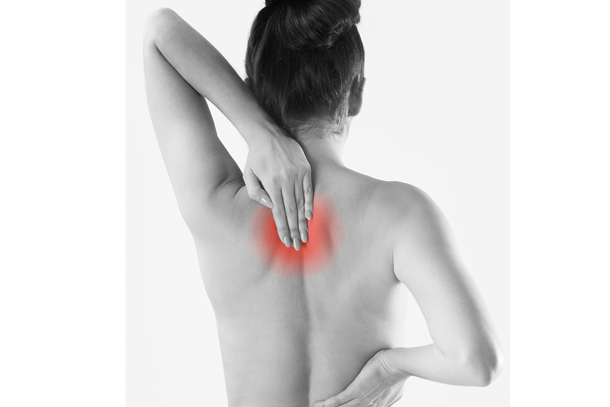 主動脈剝離典型症狀為前胸到後背撕裂般劇痛，心肌梗塞則是胸痛衍生至手臂或下巴(有時甚至出現胃痛)。