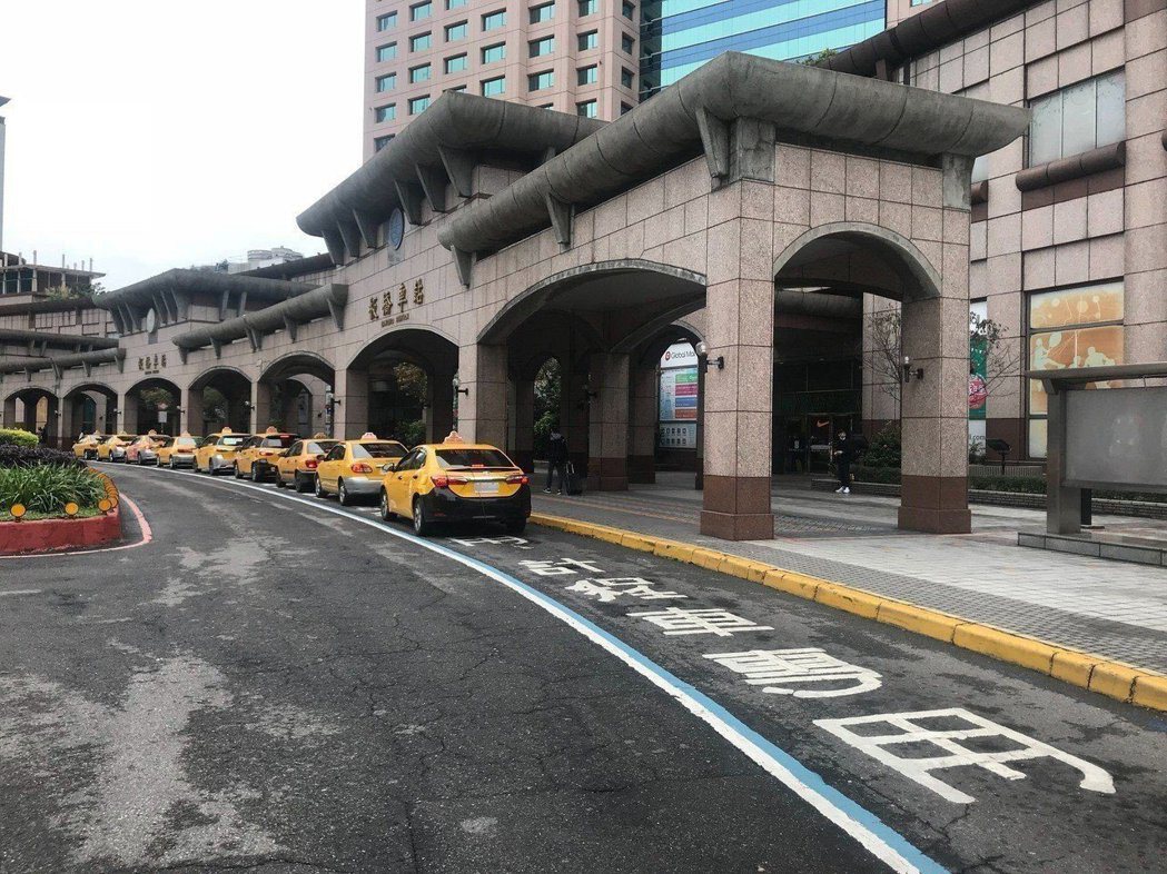 板橋車站南側引道有計程車專用排班區，但因排班車輛太多，常會溢出占據縣民大道「機慢...