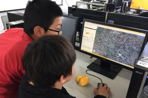 學生使用Google Map規劃景點之間的路線。圖／趙廷軒提供