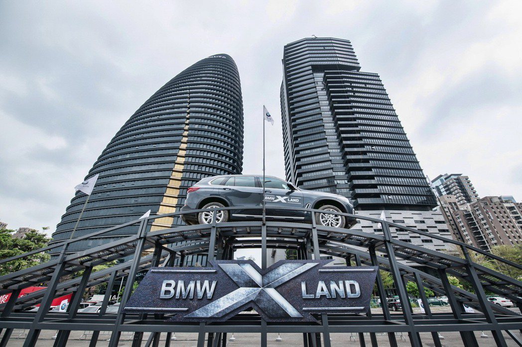 BMW X5輕鬆征服高度達4米、坡度近45度的鋼鐵山丘。 圖／汎德提供