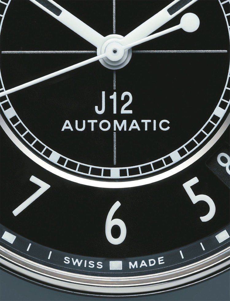 香奈兒改款的J12統一使用香奈兒標準字型。 圖／香奈兒提供