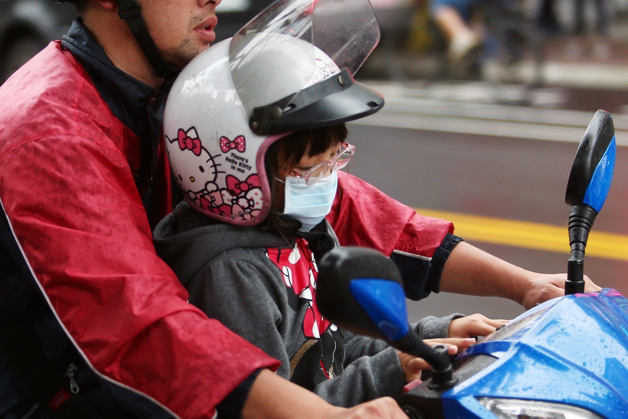 台灣老舊汽機車數量龐大，造成嚴重的空汙問題，許多小朋友不論坐機車或是走在路上都會戴口罩。