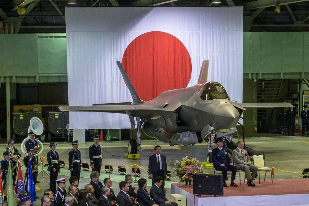 去年2月，日本航空自衛隊在青森縣三澤基地舉行儀式，歡迎首架F-35A加入服役，洛...