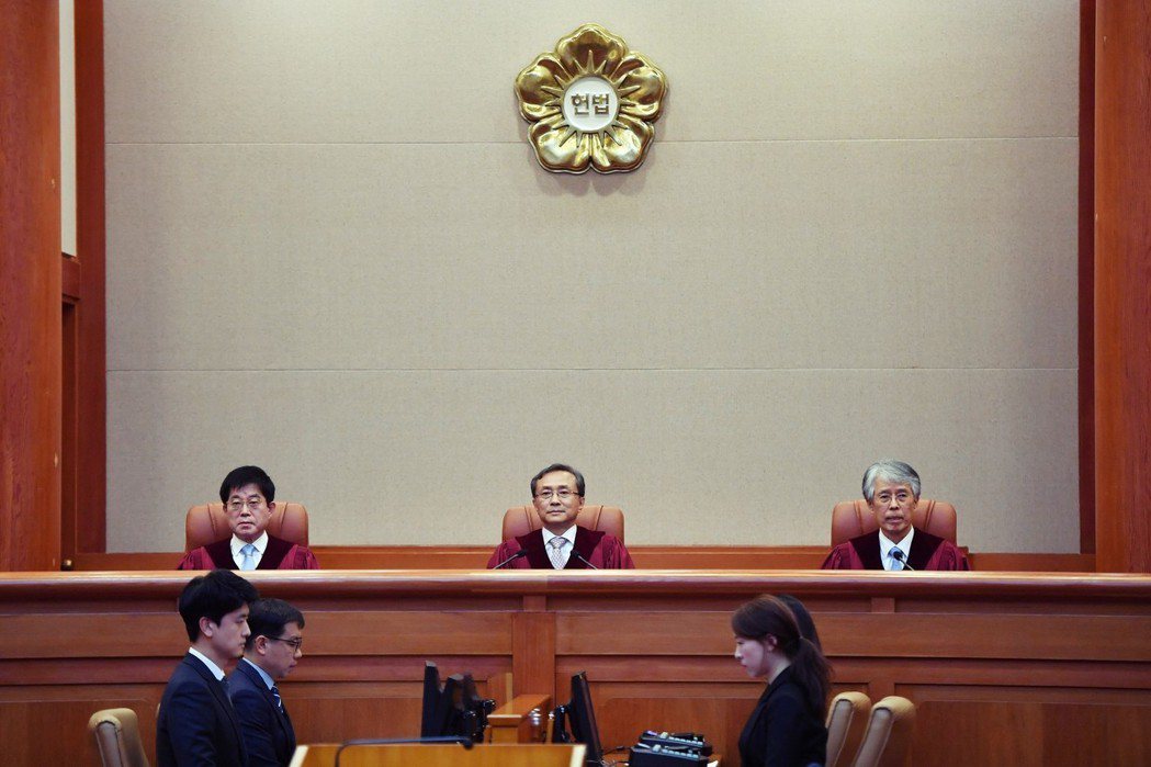 「賦予（墮胎罪）片面且絕對的優勢地位，這已侵犯懷孕女性的自決權。」南韓憲法裁判所...