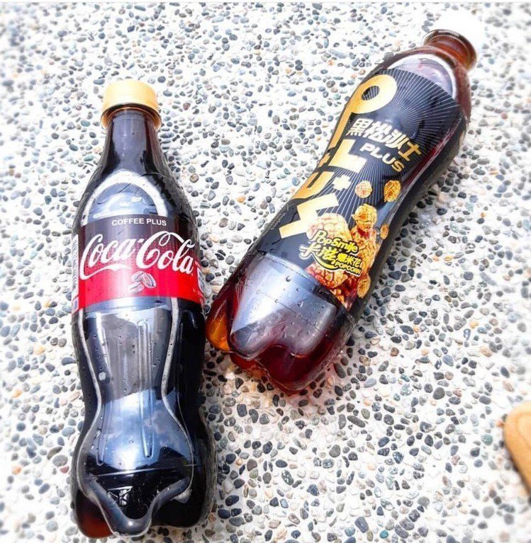 「卡滋爆米花焦糖風味」沙士（右）、「咖啡口味」可樂（左）。圖／IG@qunhanchen 提供