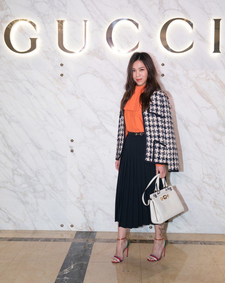 蔡健雅身穿Gucci 2019春夏服裝，搭配全新 Gucci Zumi白色提包。圖／Gucci提供