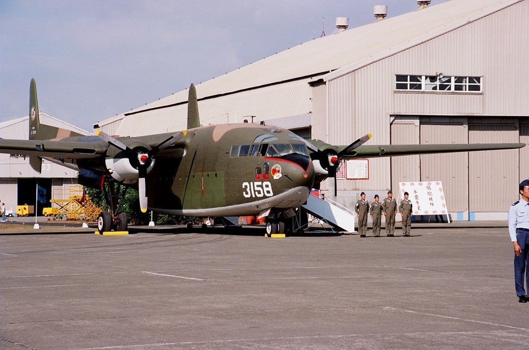 1997年，除役典禮上的3158號C-119，即將執行飛往新竹的最後任務。圖／傅...
