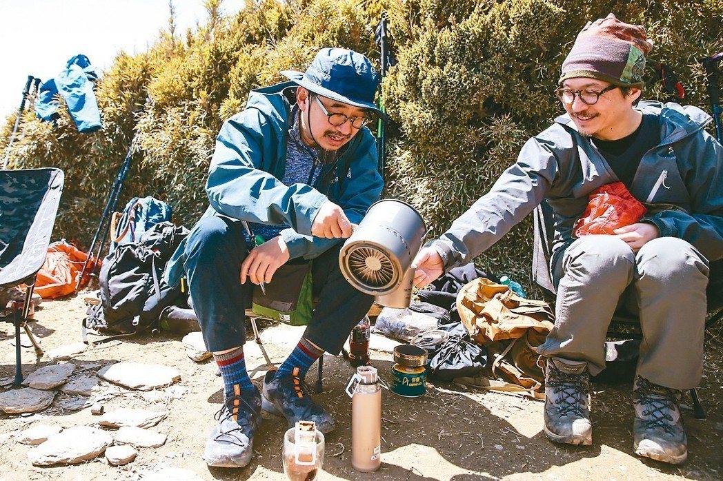 在高山上沖一杯熱咖啡，就是最好的享受。 王騰毅／攝影