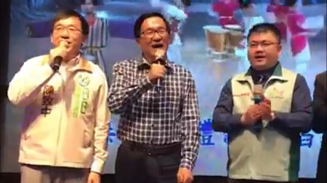 前總統陳水扁（中）和兒子陳致中（左）一起合唱。記者蔡孟妤／翻攝