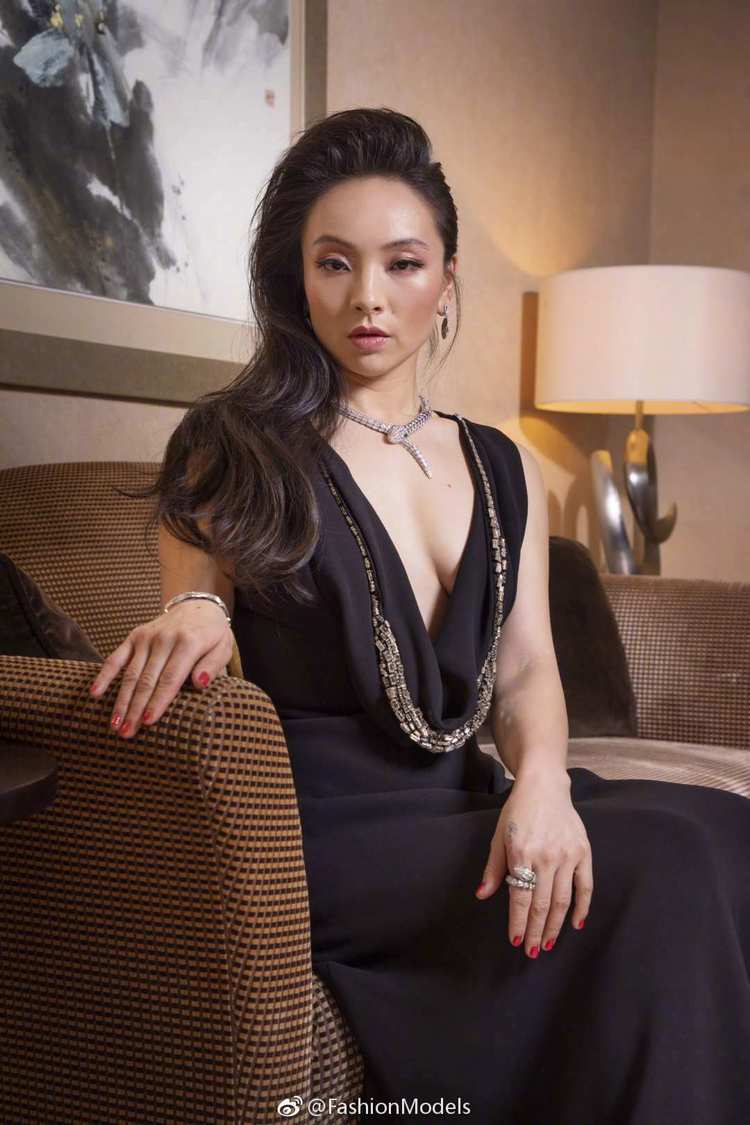 曾美惠孜就以黑色低胸禮服搭配了寶格麗的Serpenti系列項鍊和戒指，驚豔紅毯。圖／摘自微博