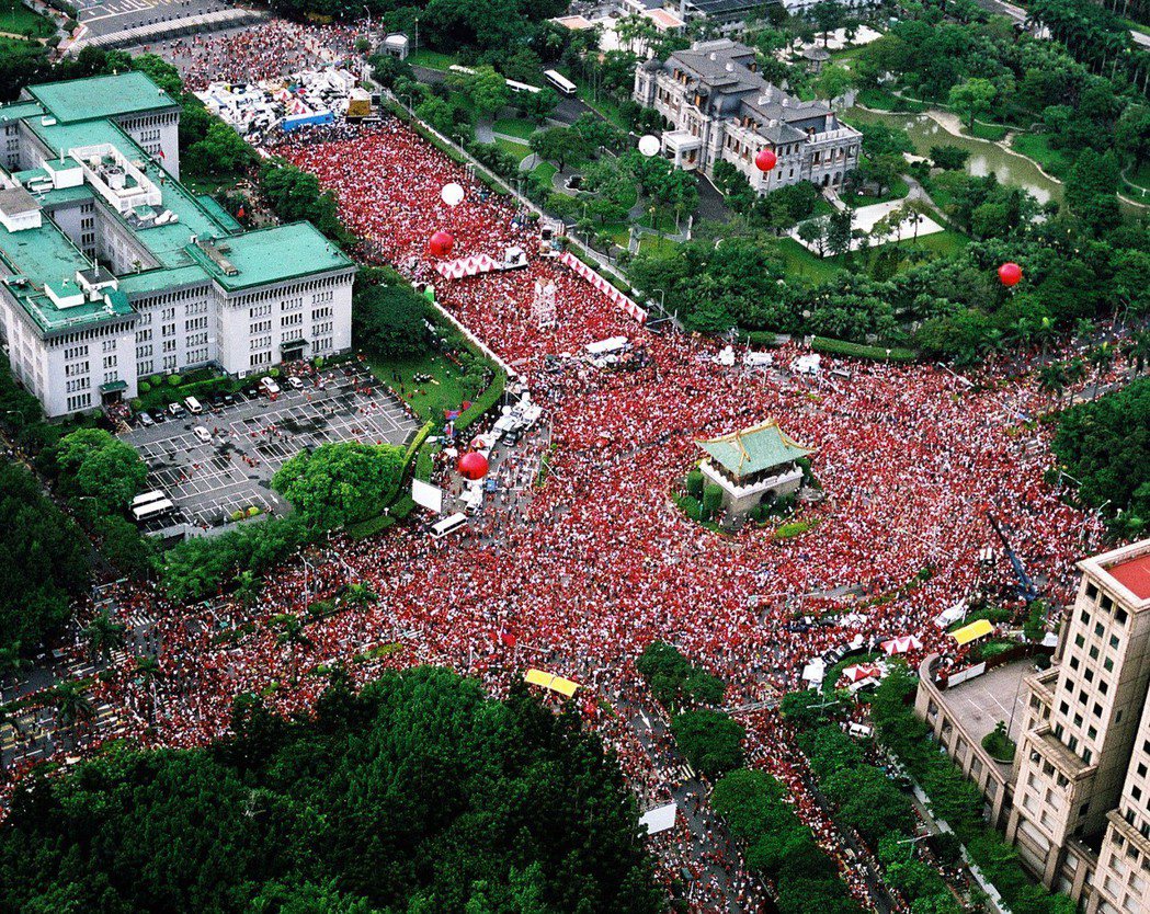 2006年紅衫軍倒扁運動風起雲湧，9月15日「螢光圍城」遊行，總統府周邊宛如出現...