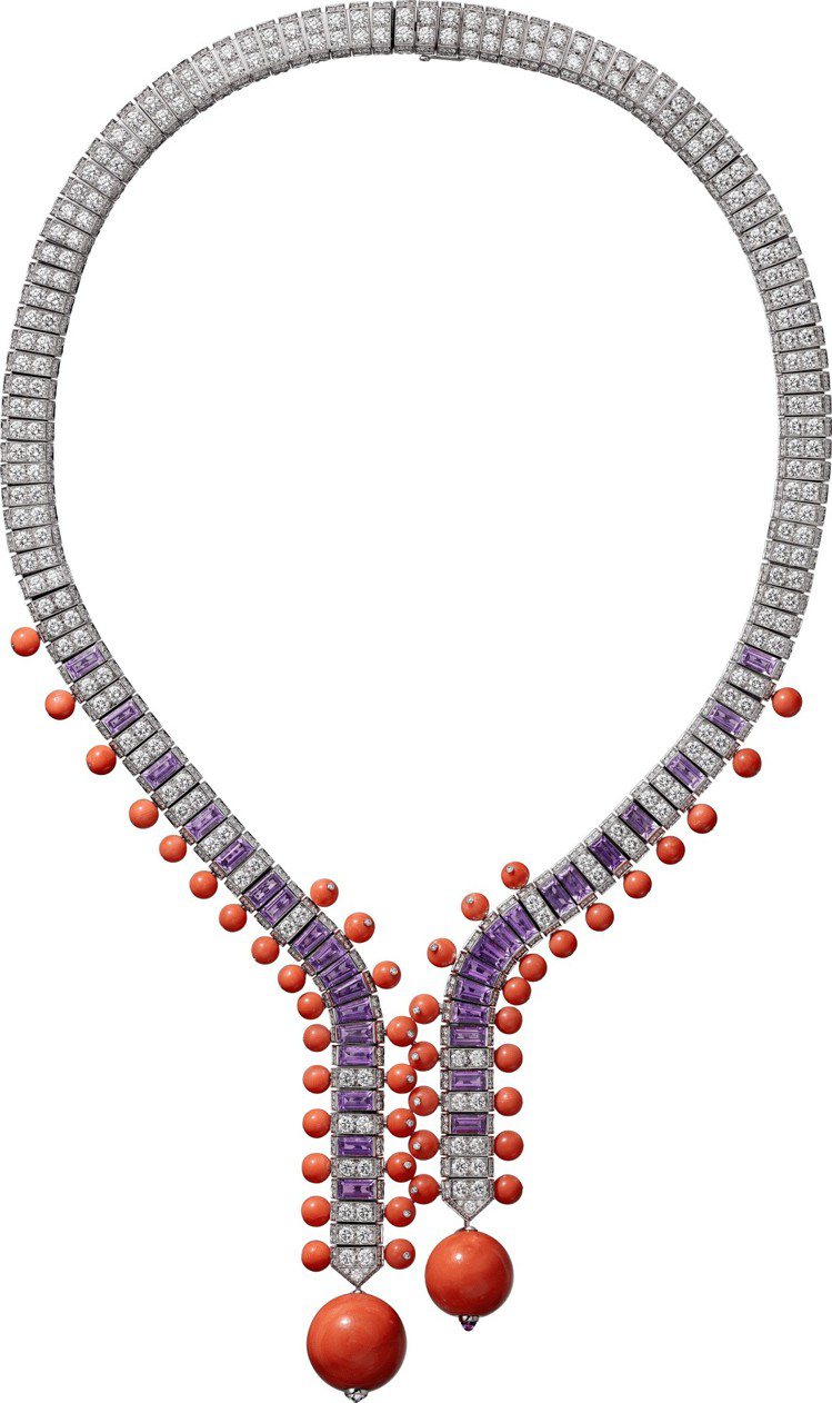 侯佩岑配戴的OSTINATO 項鍊，白K金鑲嵌兩顆總重47.35克拉的珊瑚珠、紫水晶、鑽石，2,830萬元。圖／卡地亞提供