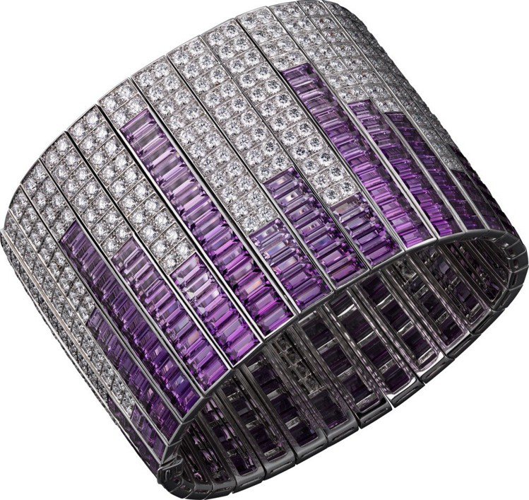 侯佩岑配戴SOUND 鑽石手環，紫水晶與鑽石，2,060萬元。圖／卡地亞提供