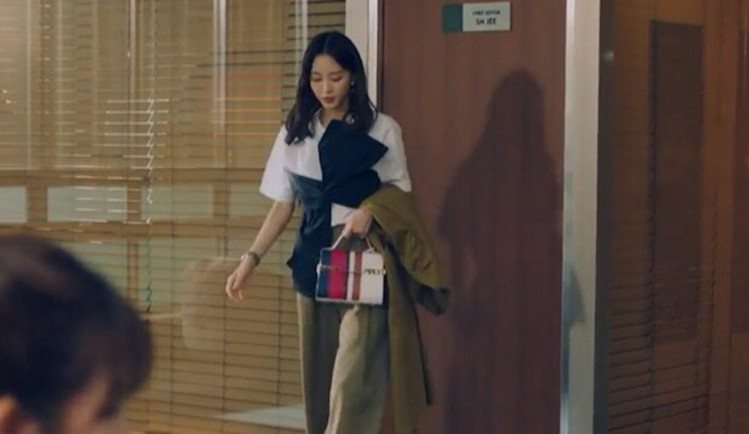 韓藝瑟在《Big Issue》以經典Tempete手袋穿搭。圖／取自SBS TV