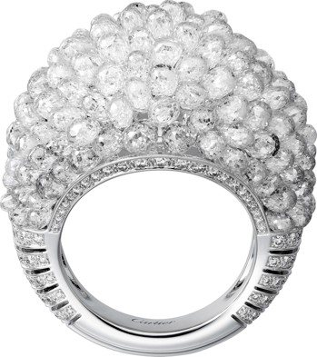 WHITE ACHILLE 鑽石戒指，鉑金鑲嵌水滴形切割鑽石與明亮式切割鑽石，850萬元。圖／卡地亞提供