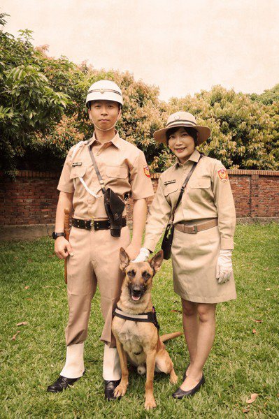 台中市警局復刻1966年的舊款卡其色警服，為歷史留下紀錄。 圖／台中市警局警犬隊...